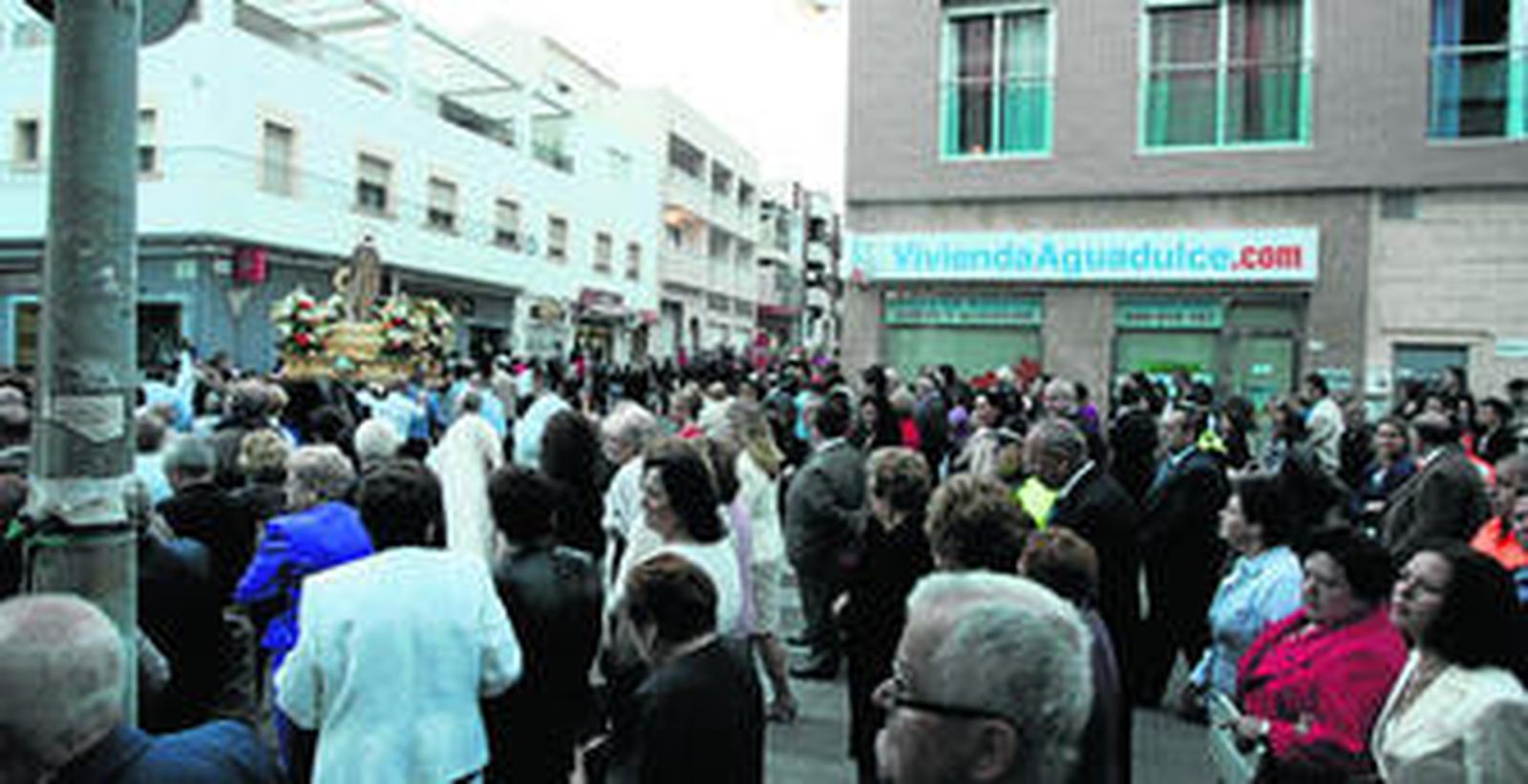 El barrio de El Parador acompañó a su patrón a pesar del viento y el frío.