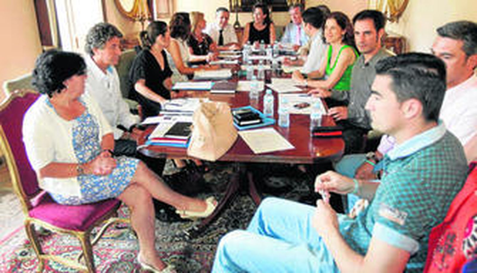 Reunión del equipo de gobierno de la institución provincial presidido por María Luisa Ceballos.