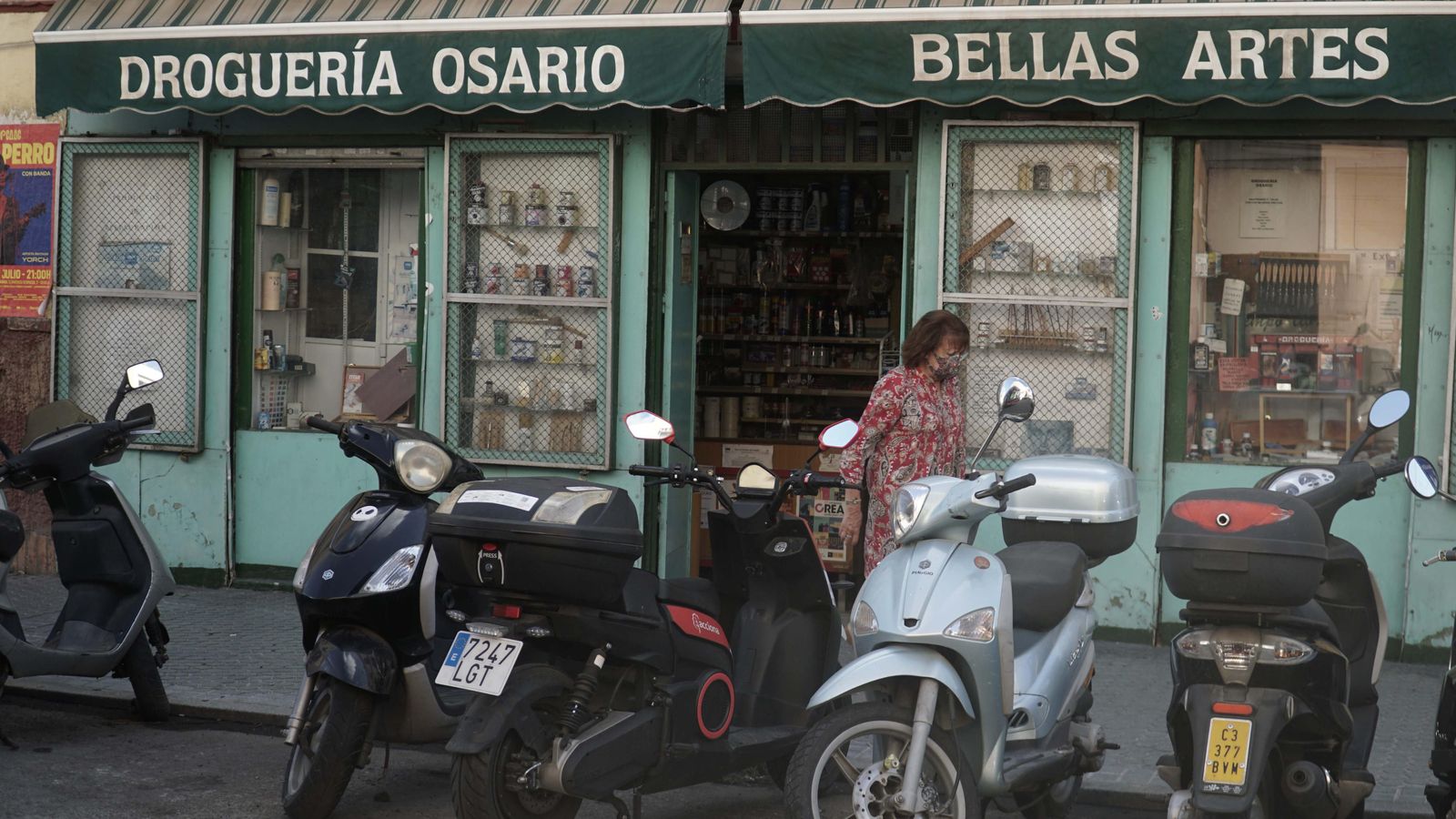 Una mujer pasa por la puerta de una droguería en la Puerta Osario.