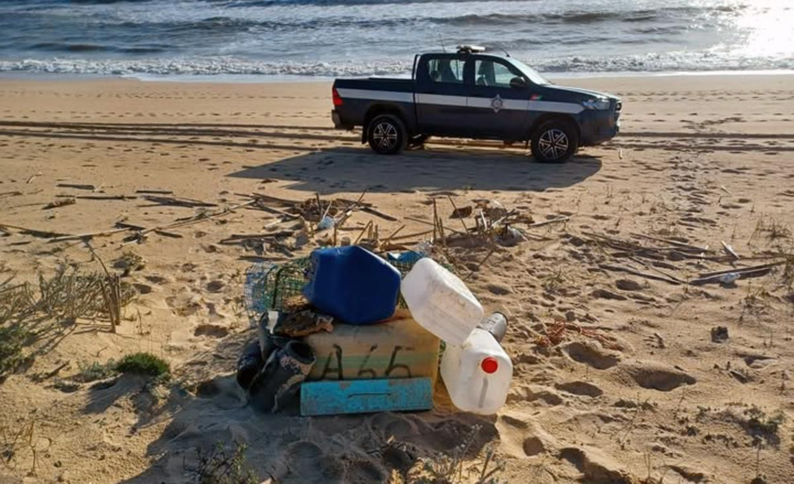 Fardos de hachís y diverso material incautado estos días por las autoridades portuguesas en una playa del Algarve Fardos de hachís y diverso material incautado estos días por las autoridades portuguesas en una playa del Algarve