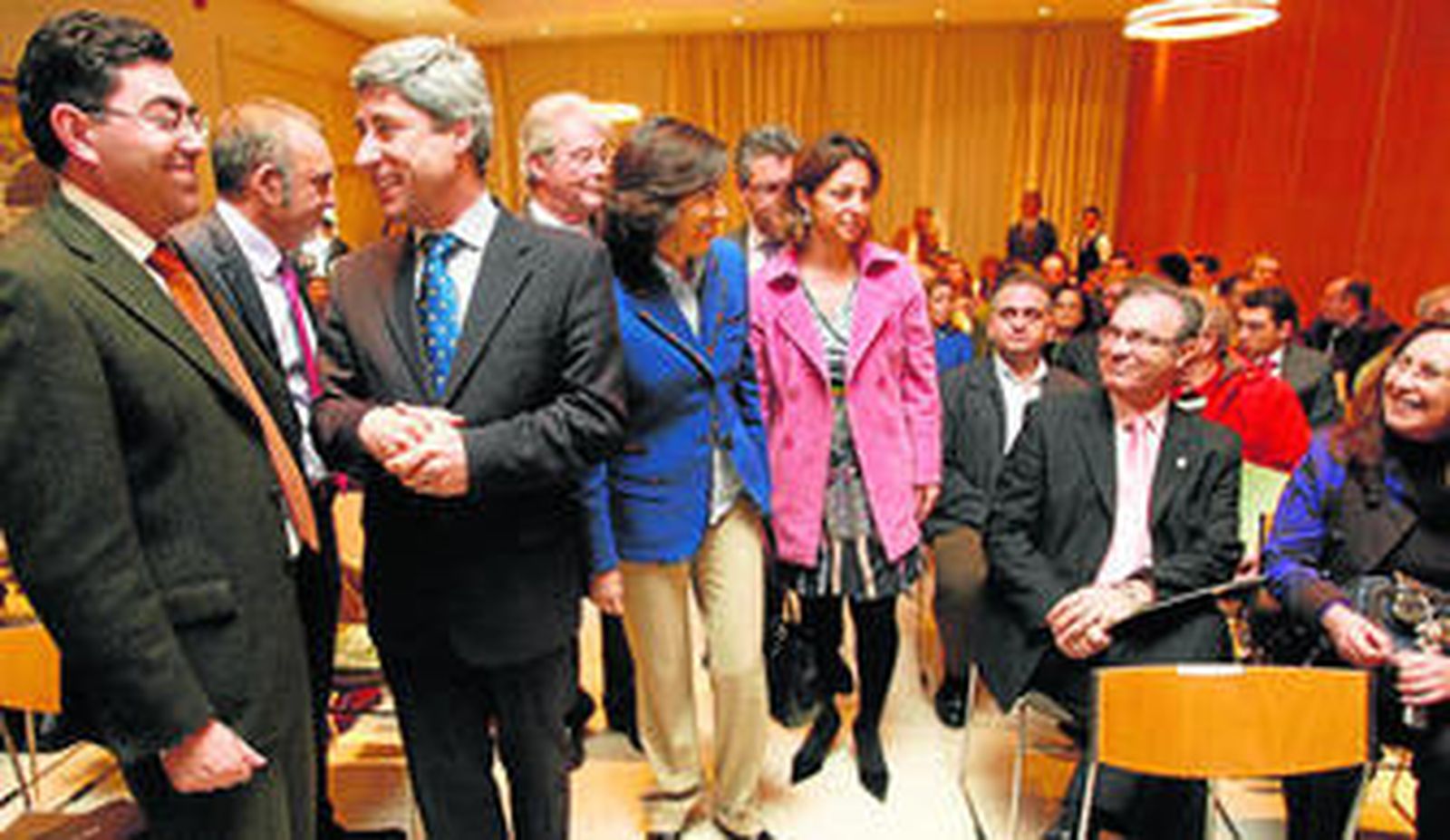 Francisco Pulido y Fernando Expósito delante de Rosa Aguilar, acompañada por Isabel Ambrosio, Luis Carreto y Esteban Morales.