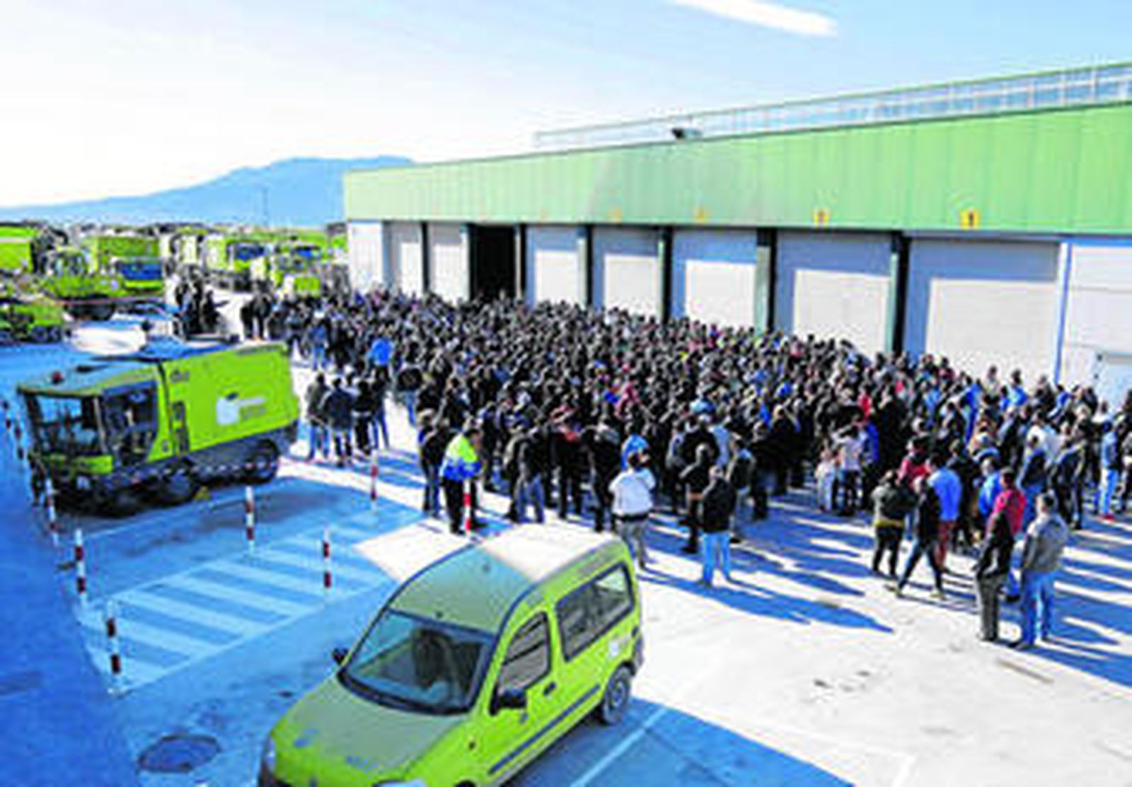 Asamblea de trabajadores de Limasa, ayer, en la sede de Los Ruíces.