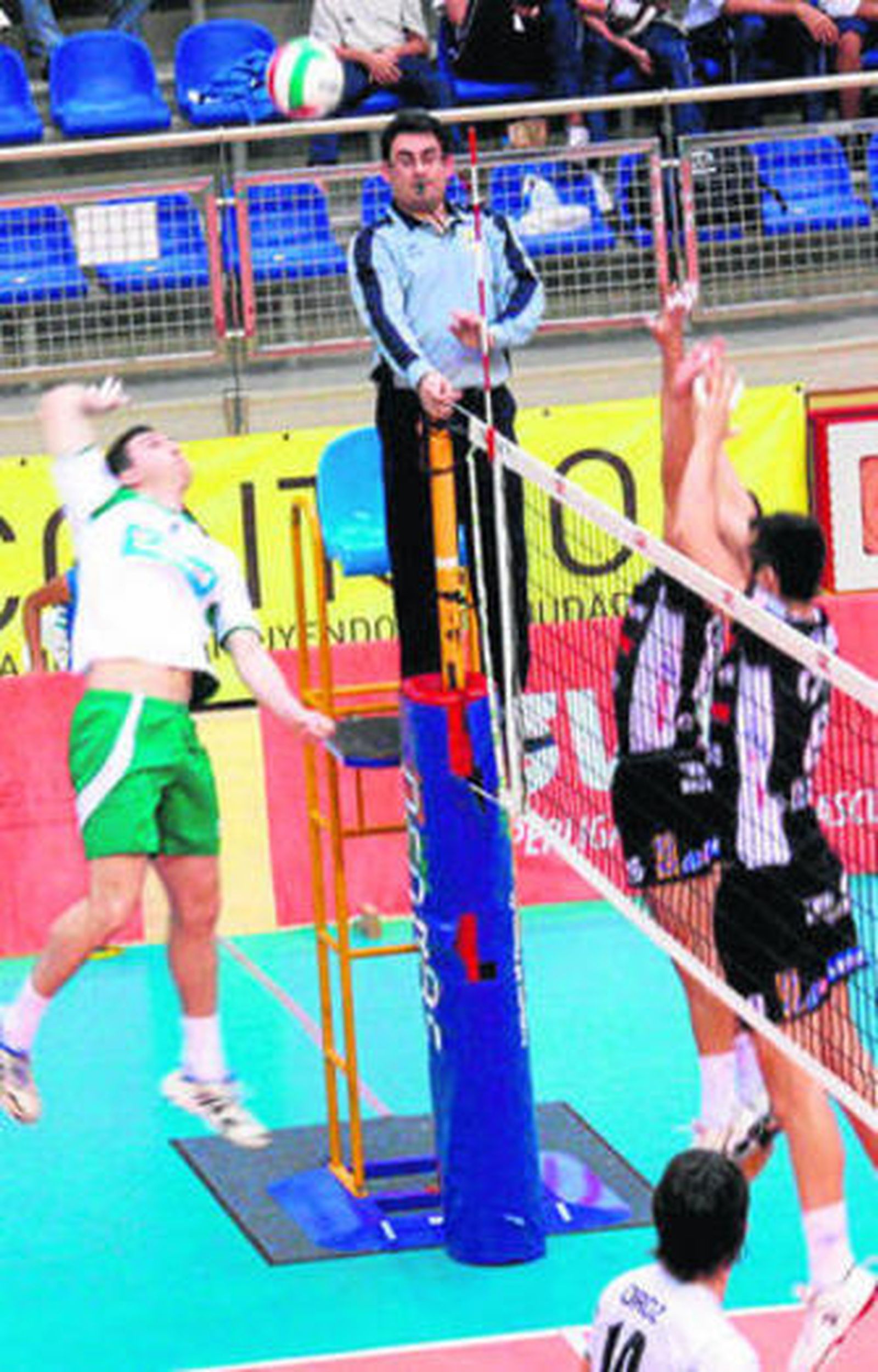 Bellido se dispone a rematar ante la oposición del bloqueo canario.