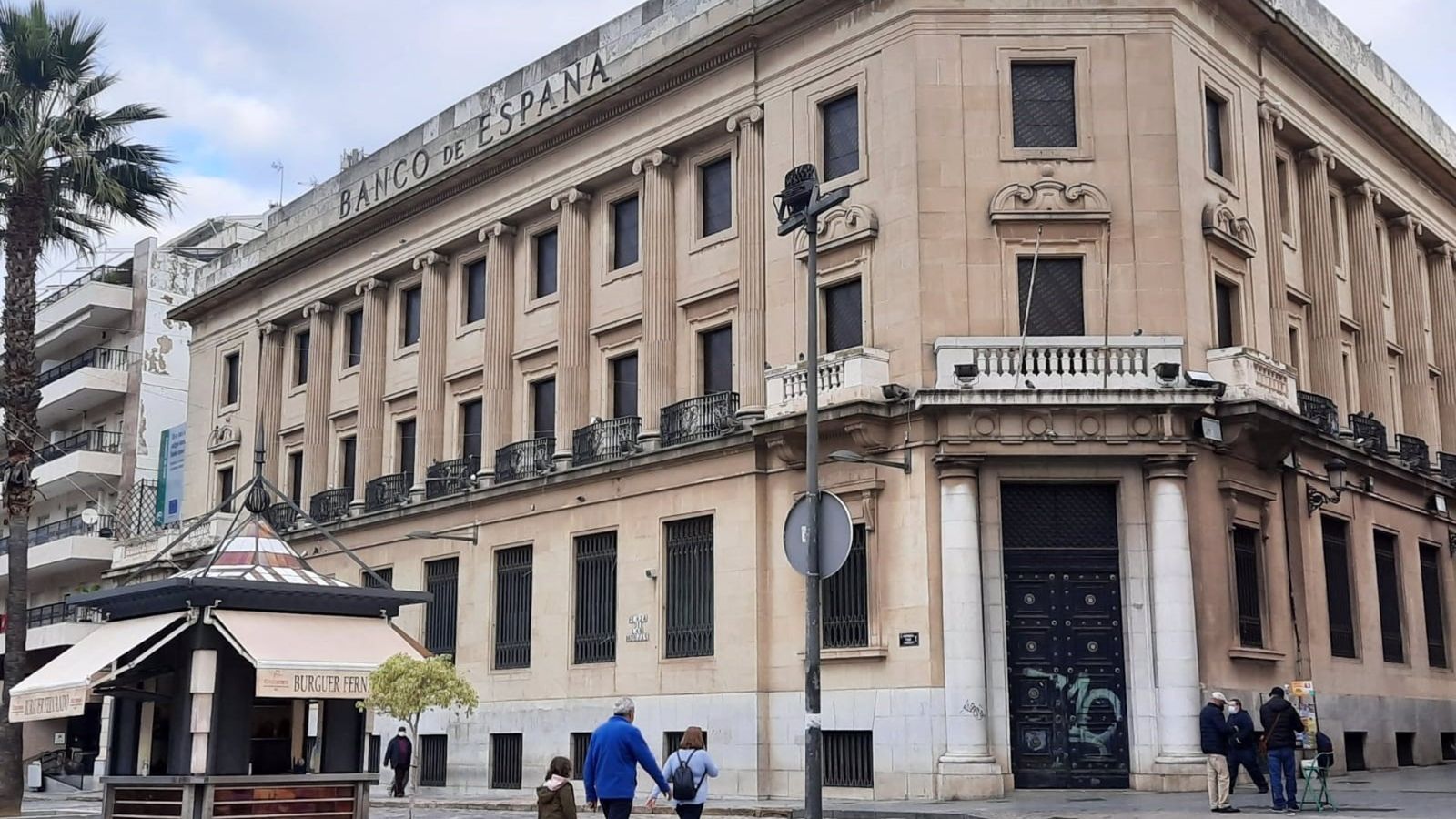 Fachada del antiguo Banco de España en Huelva.