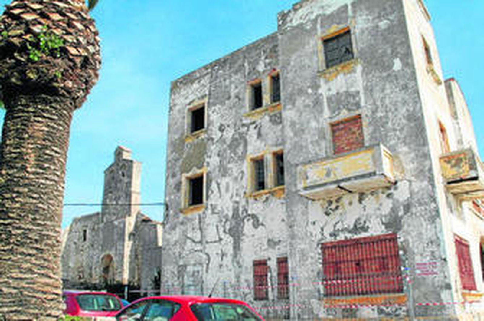 Vista general del vallado de la antigua residencia de suboficiales, ayer.