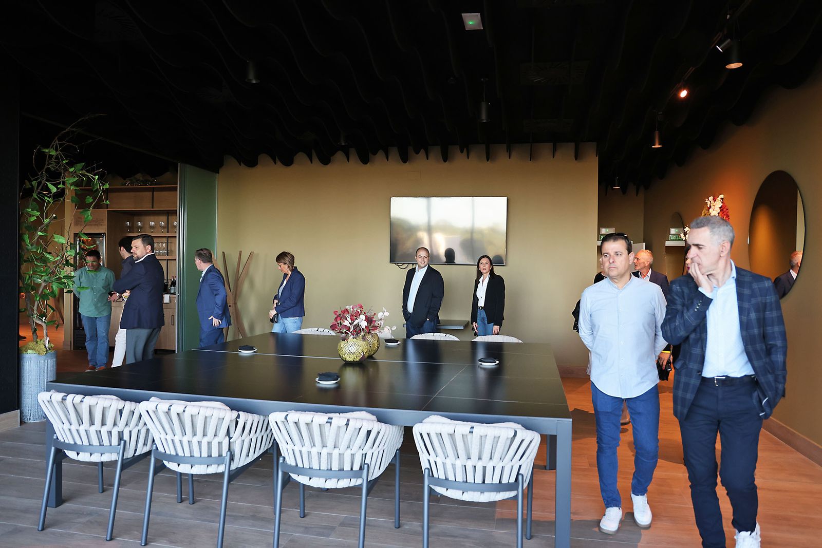 Movitransa presenta los nuevos modelos de BMW IX2 y el X2 en el complejo deportivo Lamiya