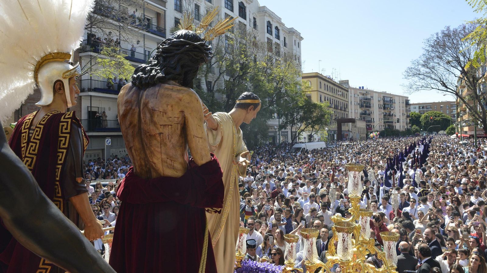 El misterio de la Presentación al Pueblo avanza por Luis Montoto tras salir de San Benito.