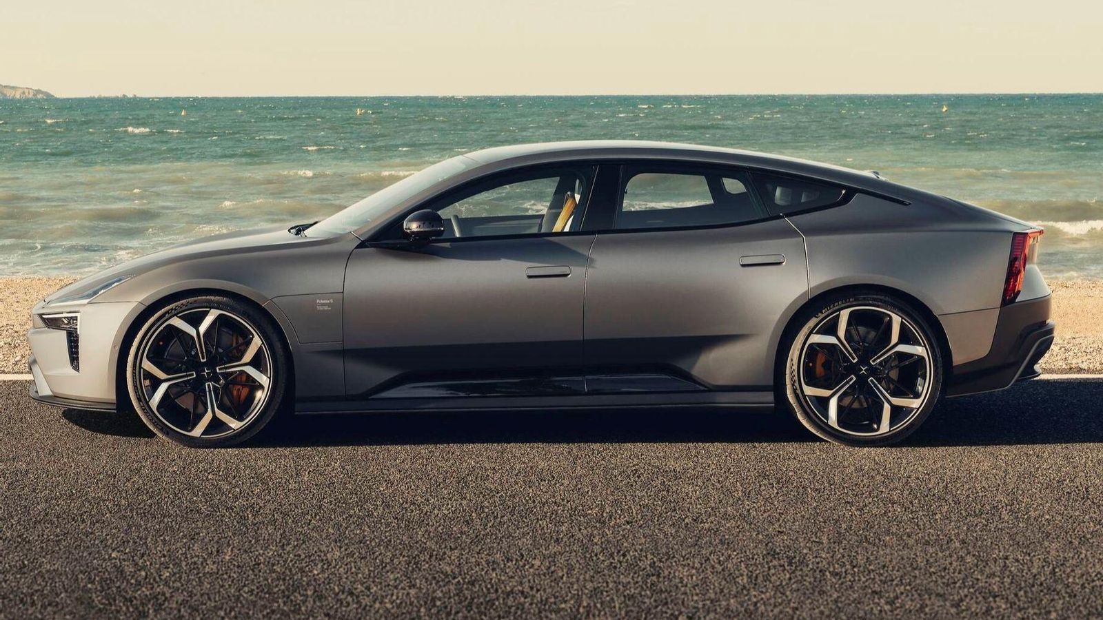 Las dos versiones con las que se pone a la venta el Polestar 5 tienen un motor en cada eje y la misma batería, pero la potencia que aportan ambas es distinta.