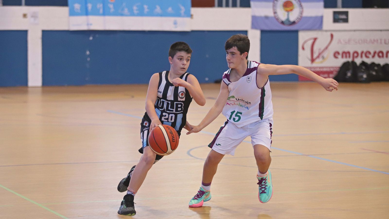 Luis  Rosales dirige un ataque de la ULB, presionado por un jugador de Unicaja