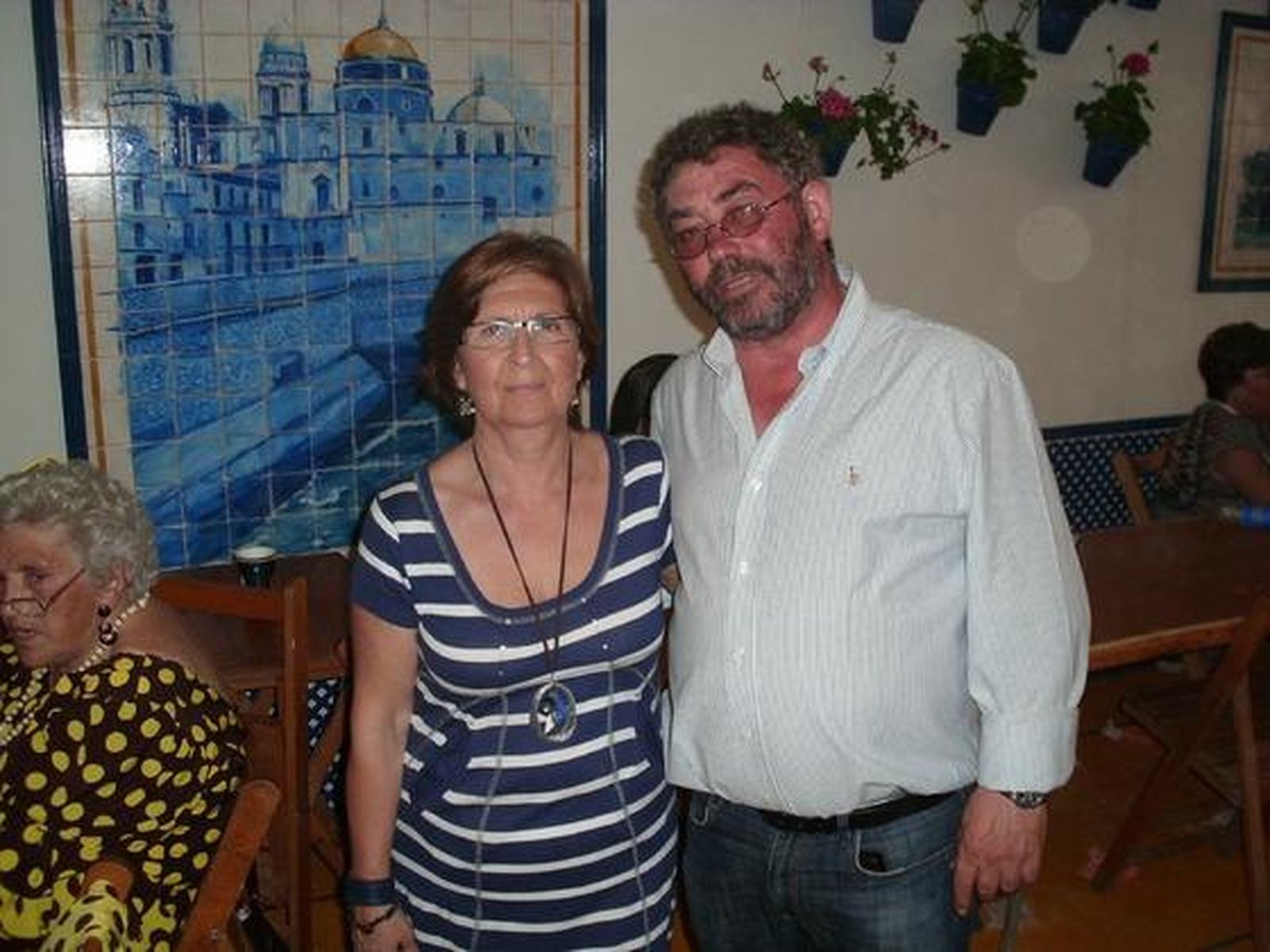 El director de RadioPuerto, Manolo Borne, con su esposa Paqui Díaz, disfrutando de la Feria de Primavera.