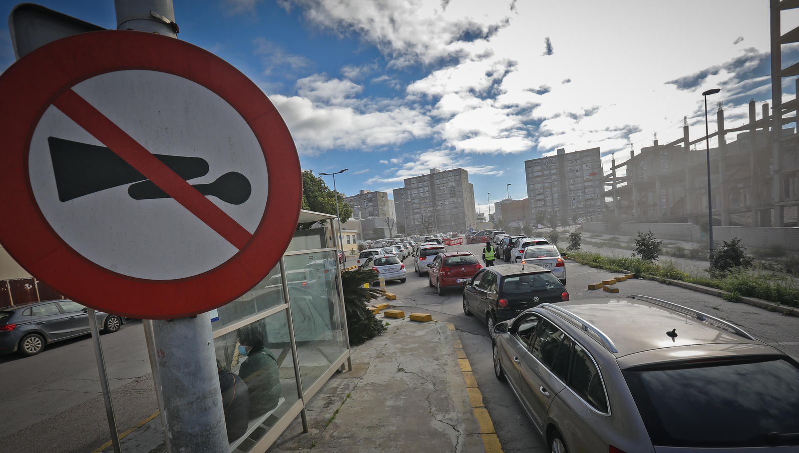 Imagen de las largas colas para el autocovid registradas este miércoles en el hospital de Jerez.