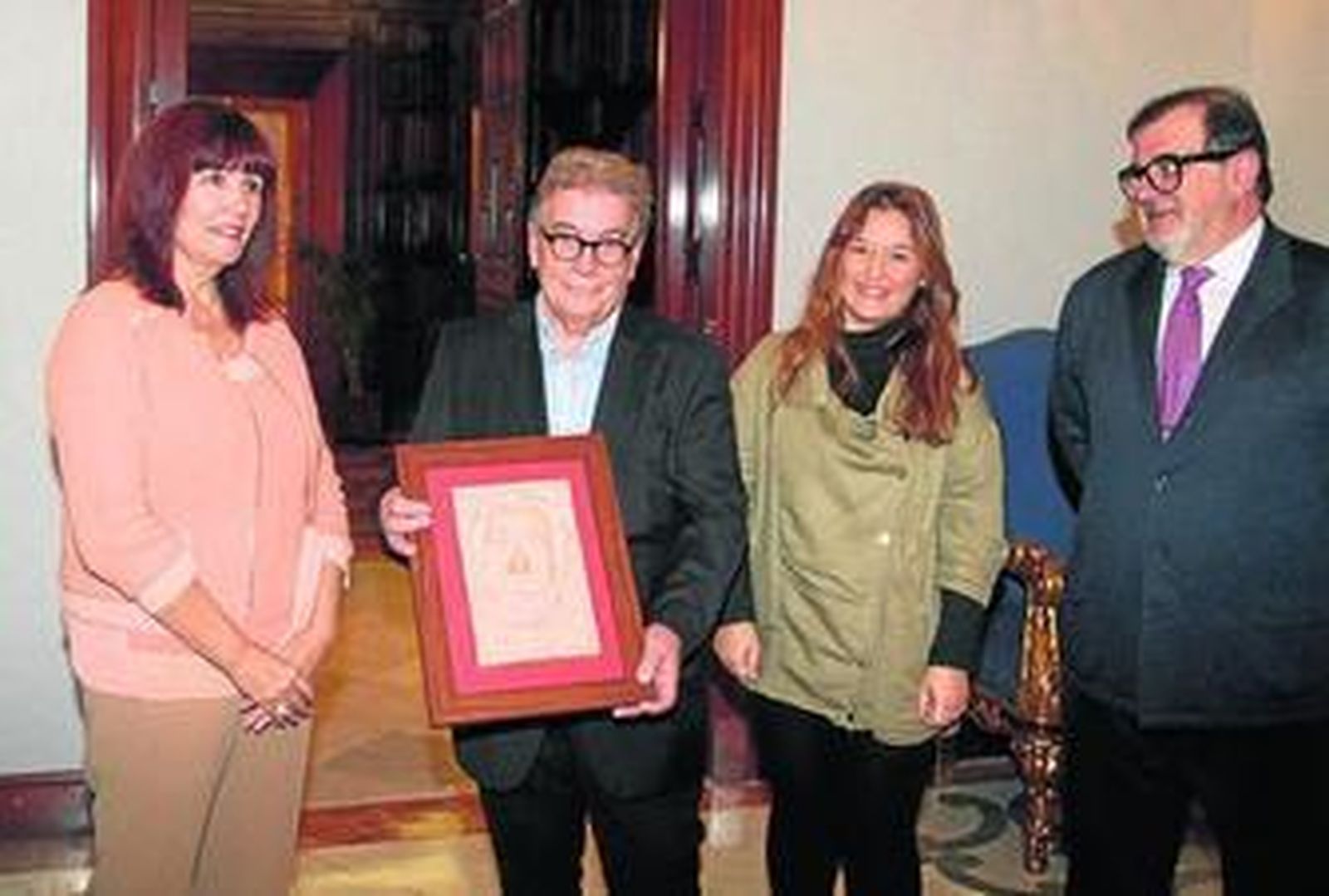 De izquierda a derecha, Micaela Navarro, Martínez Cobo, con el  bajorrelieve de Pablo Iglesias, Verónica Pérez y Rodríguez de la Borbolla.