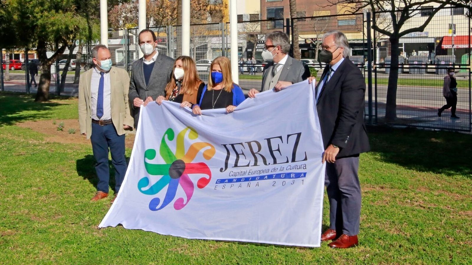 Irene García, Mamen Sánchez, Francisco Piniella y el resto de autoridades con la bandera de la Capitalidad Cultural Europea