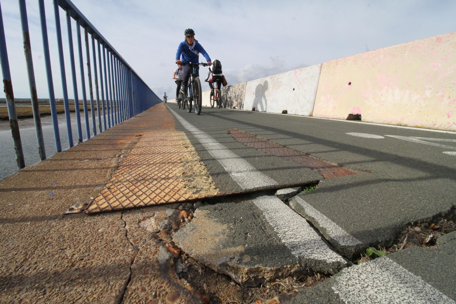 Imágenes del mal estado del puente Sifón.