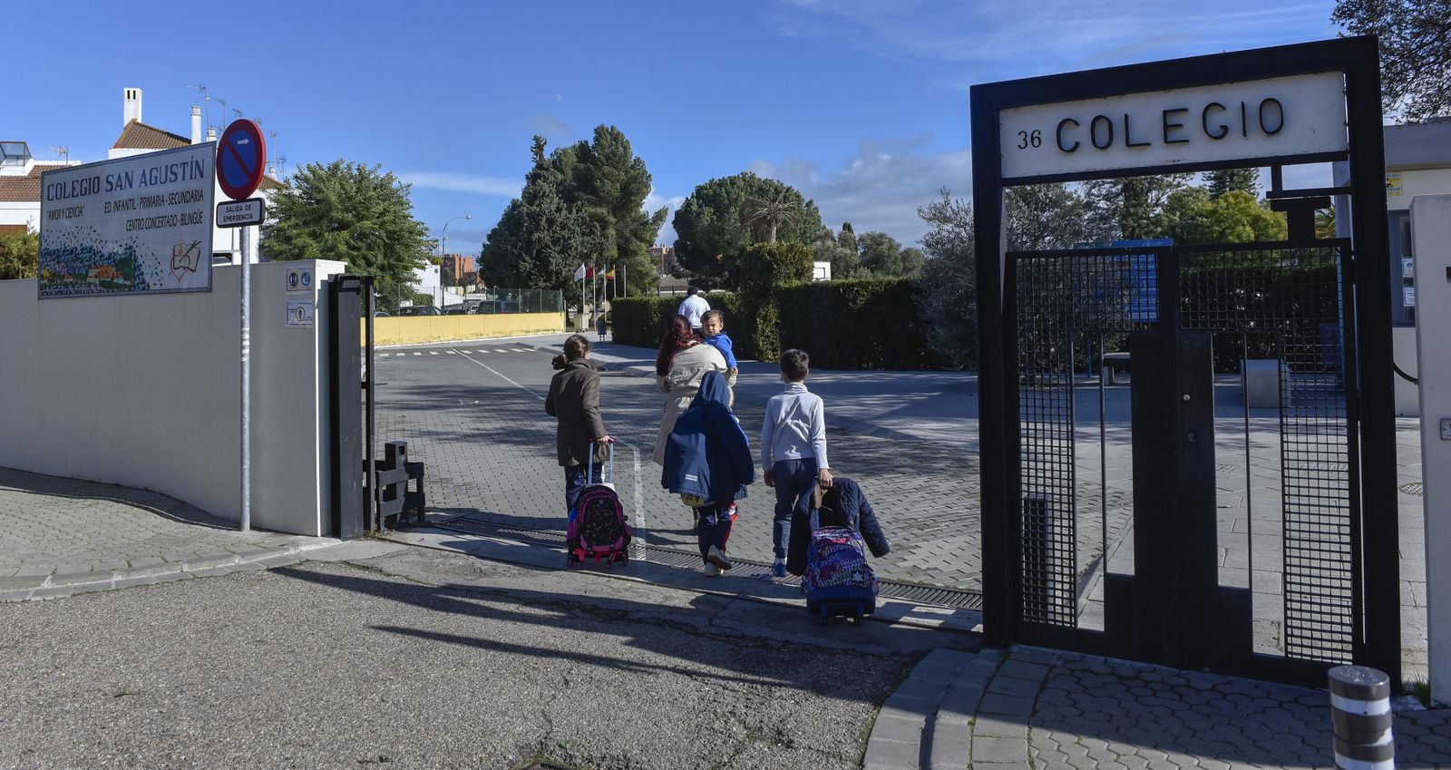 Entrada al colegio concertado San Agustín, en la barriada de Santa Clara.