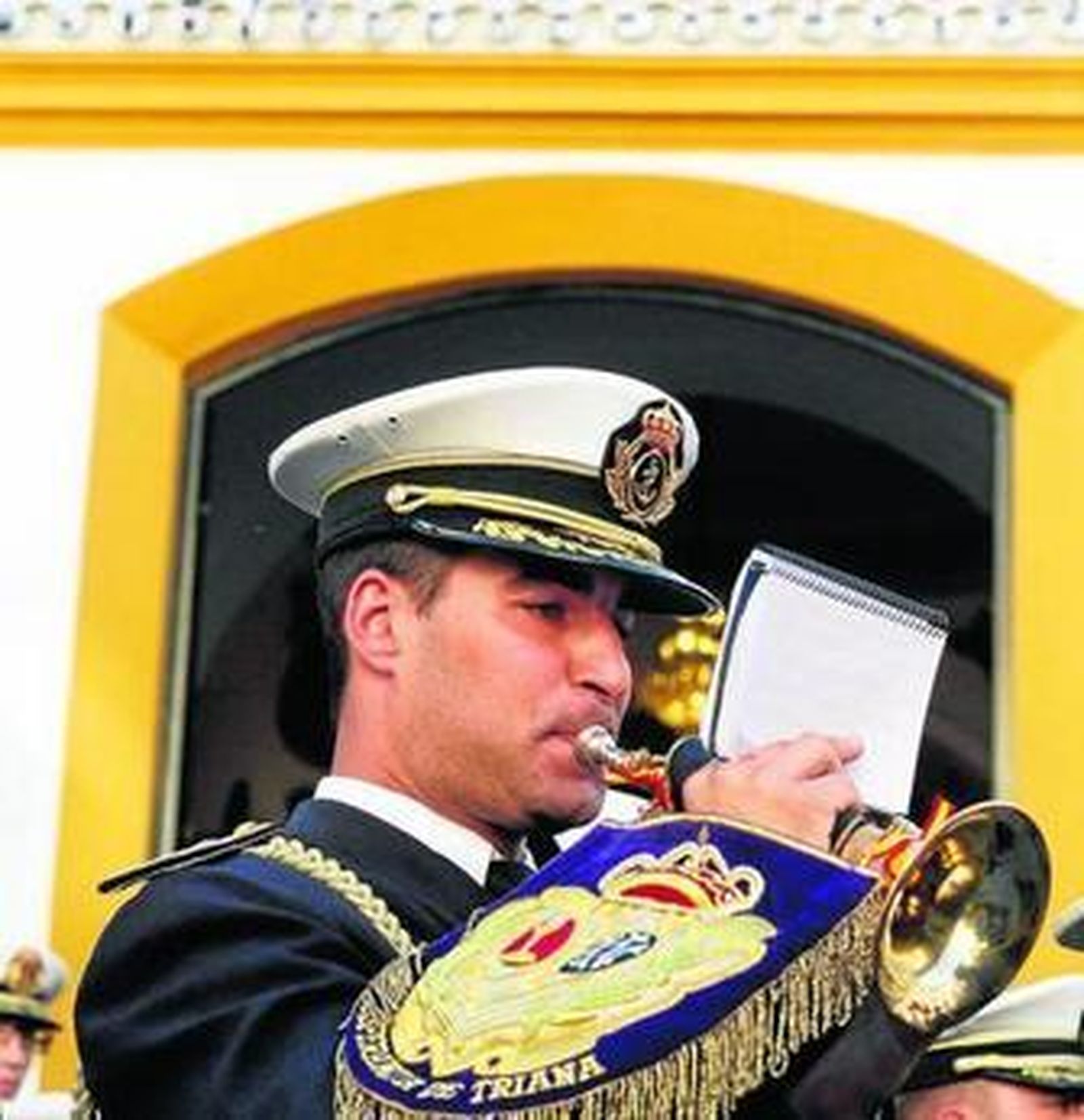 Un músico de la banda del Cristo de las Tres Caídas, en la salida de Las Aguas.