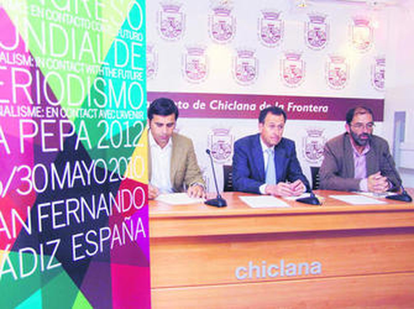 El alcalde con el presidente de la APC, Fernando Santiago (dcha.) y el gerente de Canal 19, José Antonio Medina.