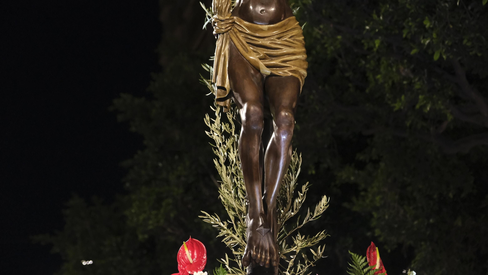 Procesión del Vía Crucis-Cristo de la Escucha en Almería, en imágenes