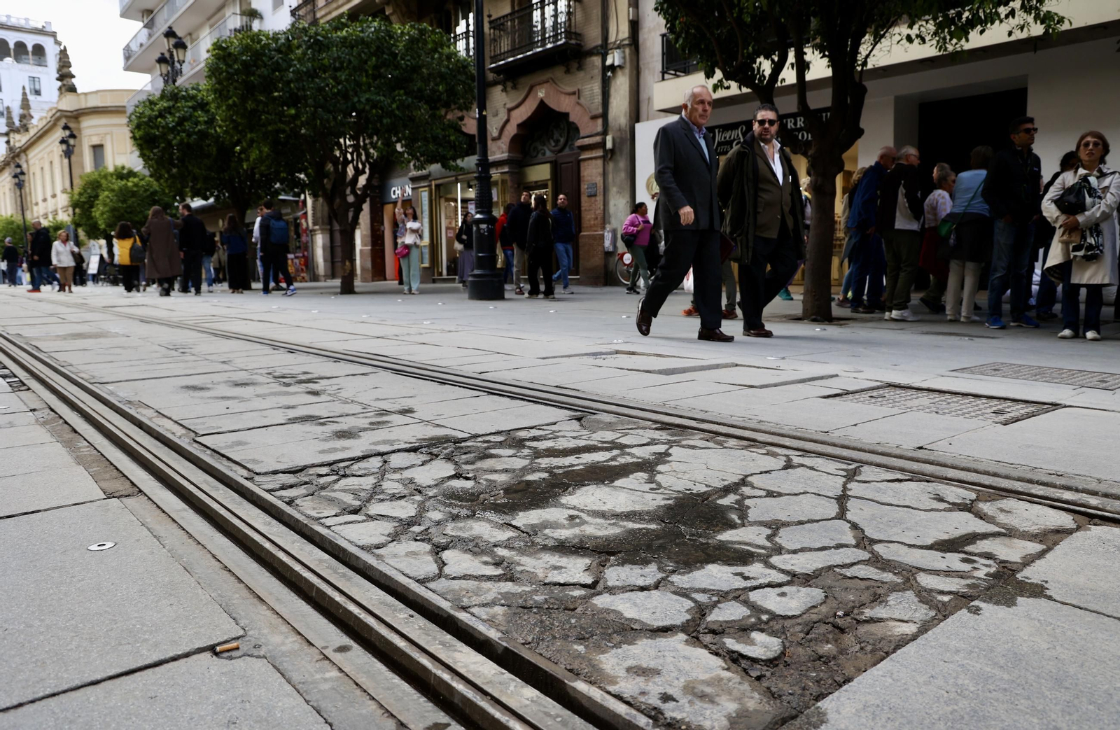 Mal estado del pavimento en la Avenida de la Constitución