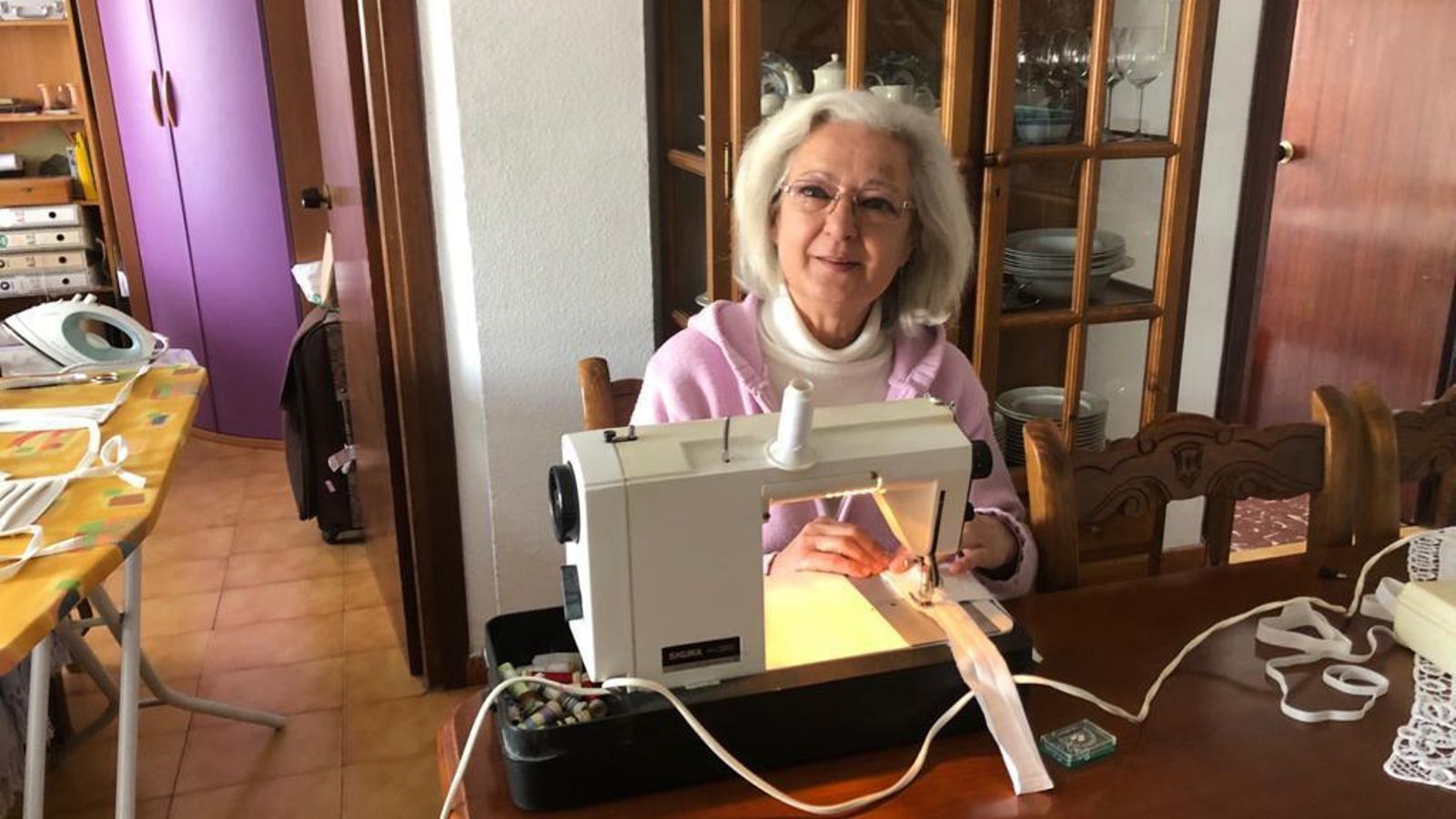 Una de las costureras de ‘Aguja solidaria’, Concha Maljón.