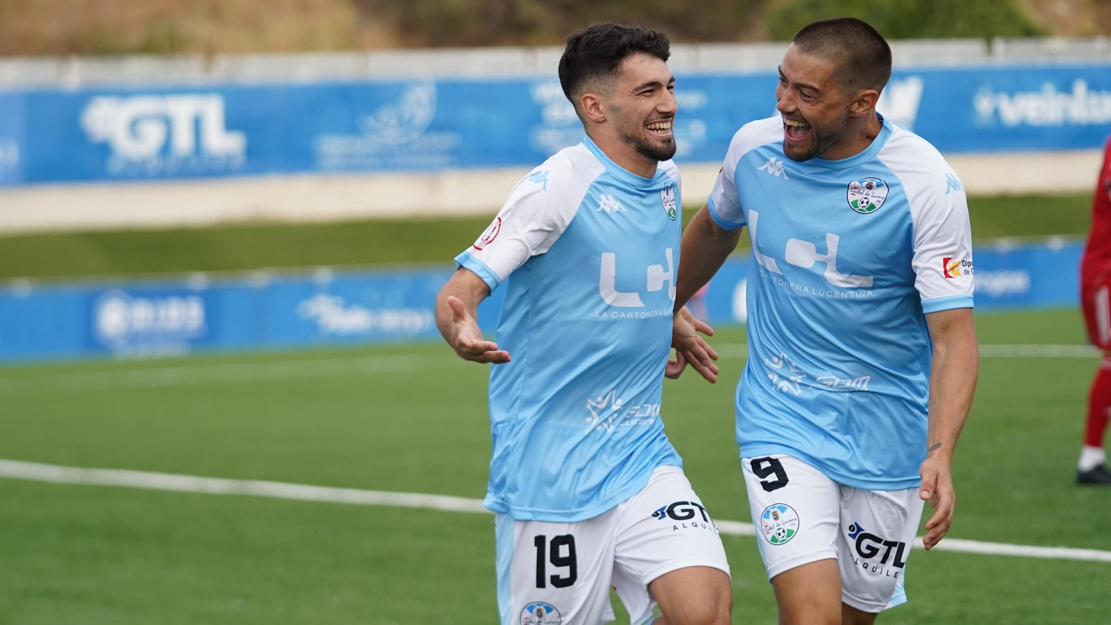 Hugo Fuentes celebra el primer gol del Ciudad de Lucena en el partido ante el Utrera.