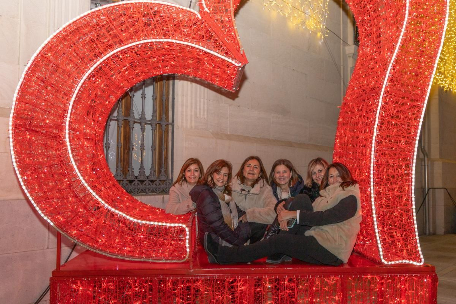 Los jienenses disfrutan de la magia de la Navidad recorriendo sus calles