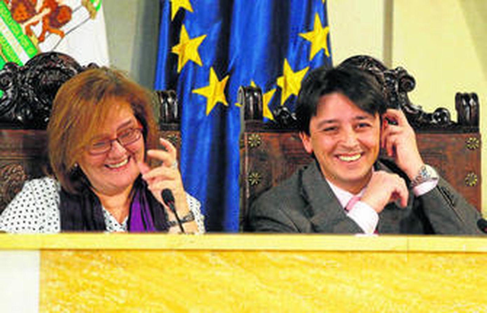 Los concejales de Movilidad y Fomento, María Muñiz y Manolo Guzmán, en un momento divertido de la sesión plenaria.