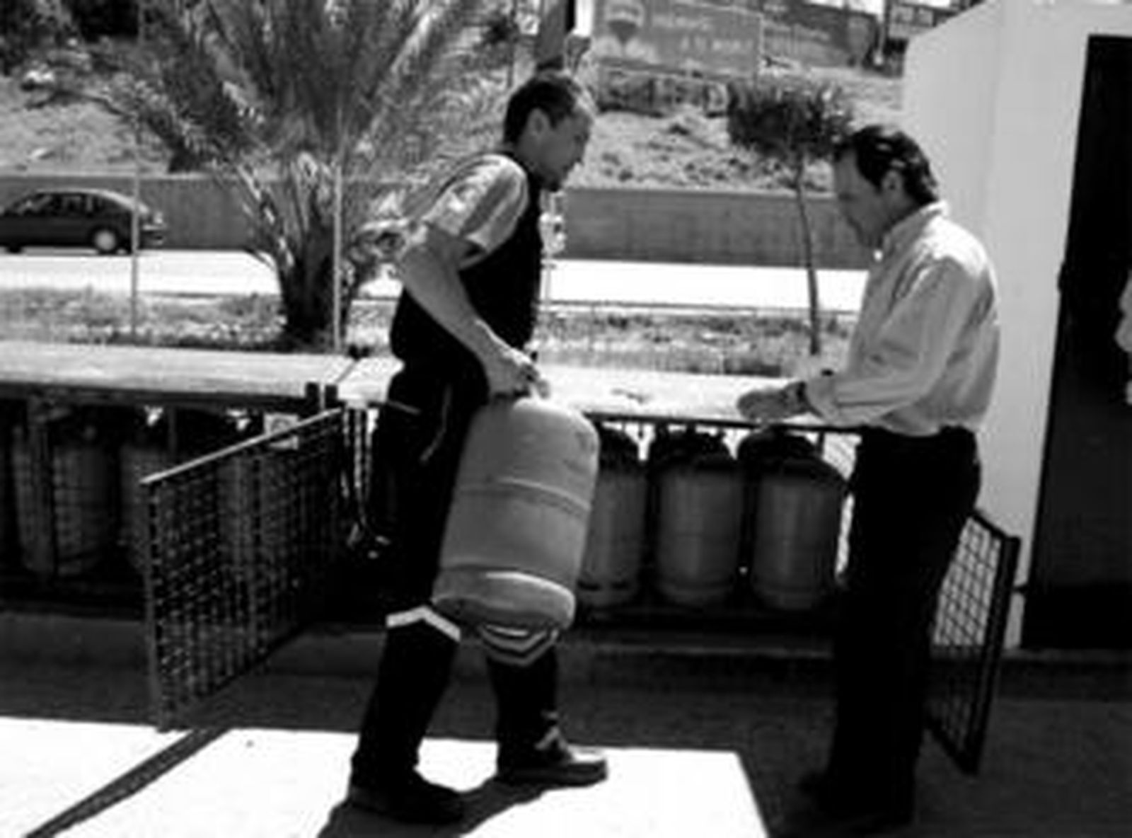 Un cliente recoge una bombona de butano en una gasolinera de Algeciras, ayer.