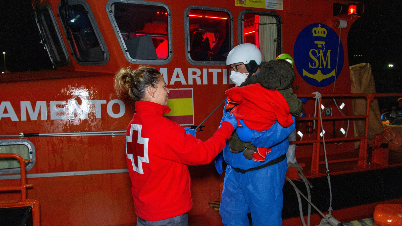 Trasladan a Motril a 62 migrantes rescatados cerca de la costa granadina Trasladan a Motril a 62 migrantes rescatados cerca de la costa granadina