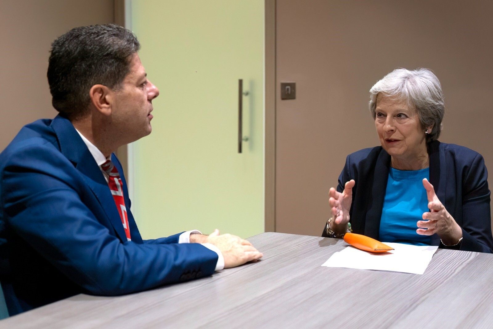 Theresa May habla con Fabián Picardo en Gibraltar.