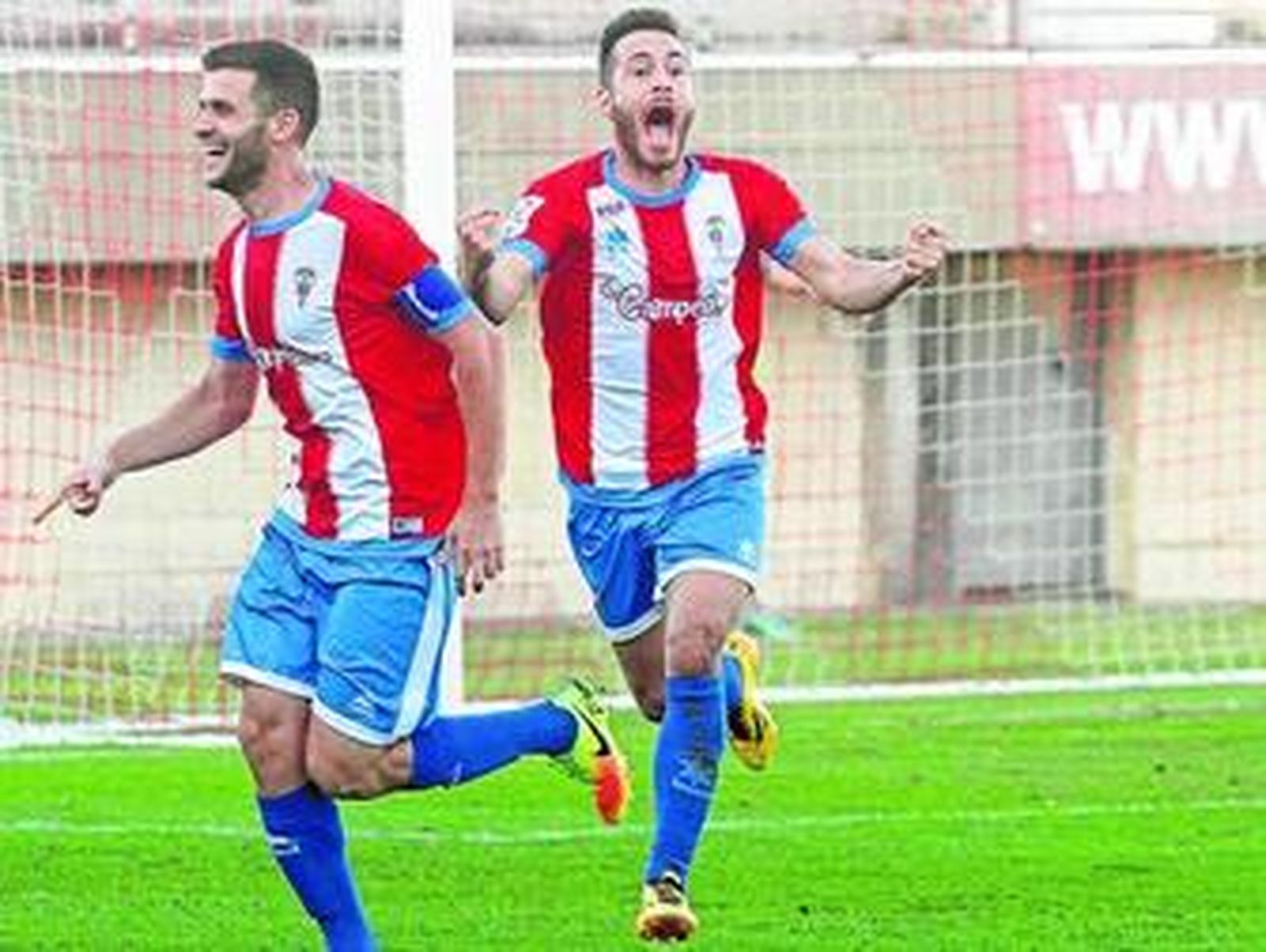 David Camps celebra un gol esta temporada (a la izquierda) y José Luis Batista hace lo propio en la temporada 1999/2000, ambos en el Nuevo Mirador.