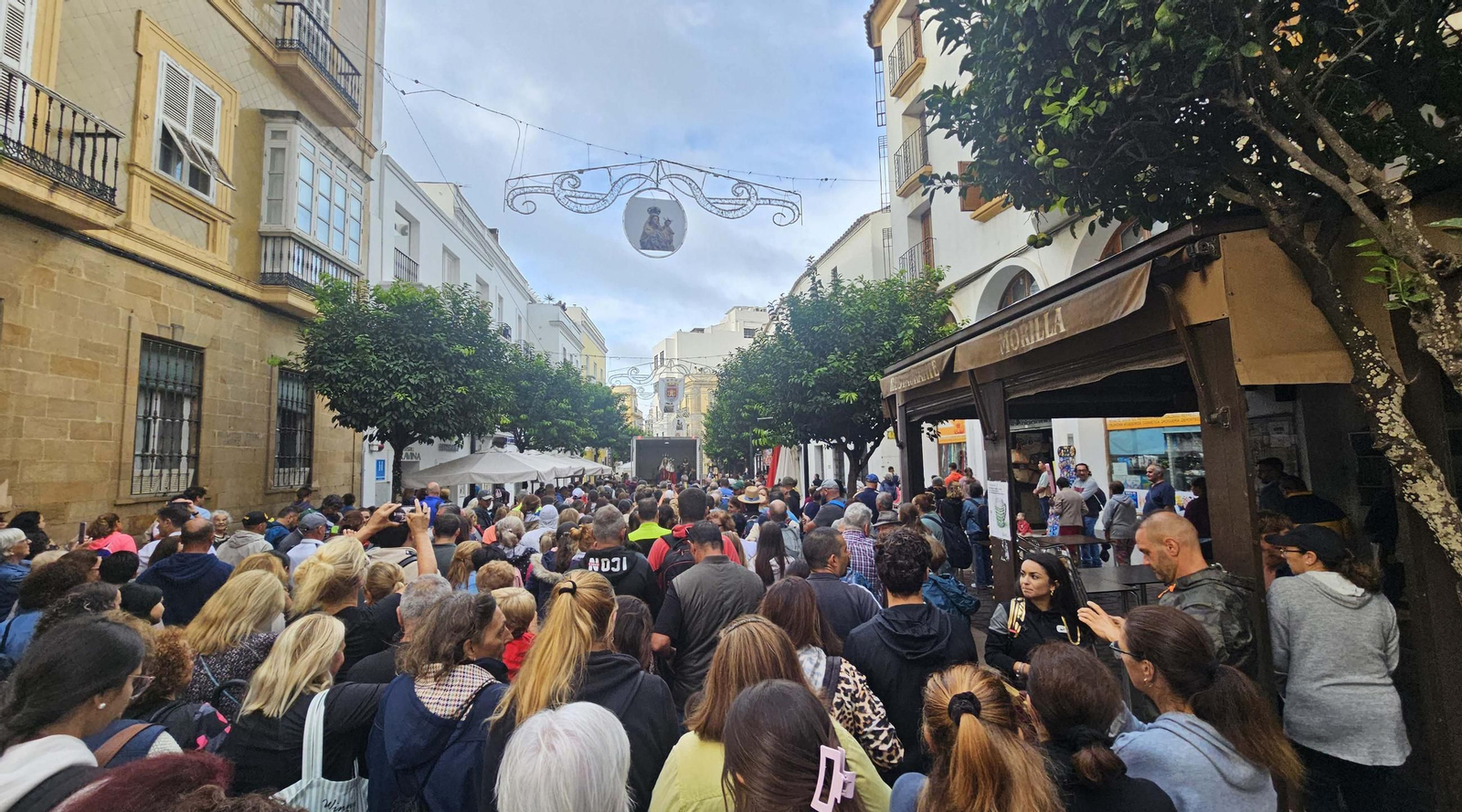 La Virgen de la Luz, patrona de Tarifa, regresa a su santuario entre el fervor y la lluvia