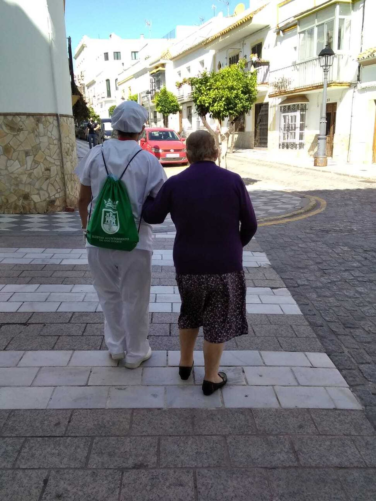 Los residentes ya han comenzado a salir de paseo, siempre acompañados.