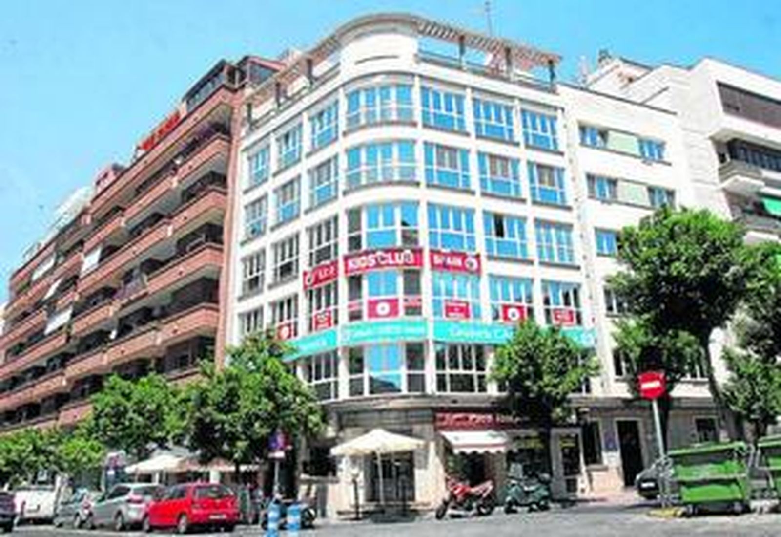 Fachada del edificio construido como sede de Sevilla de Electricidad en los sesenta del siglo XX.