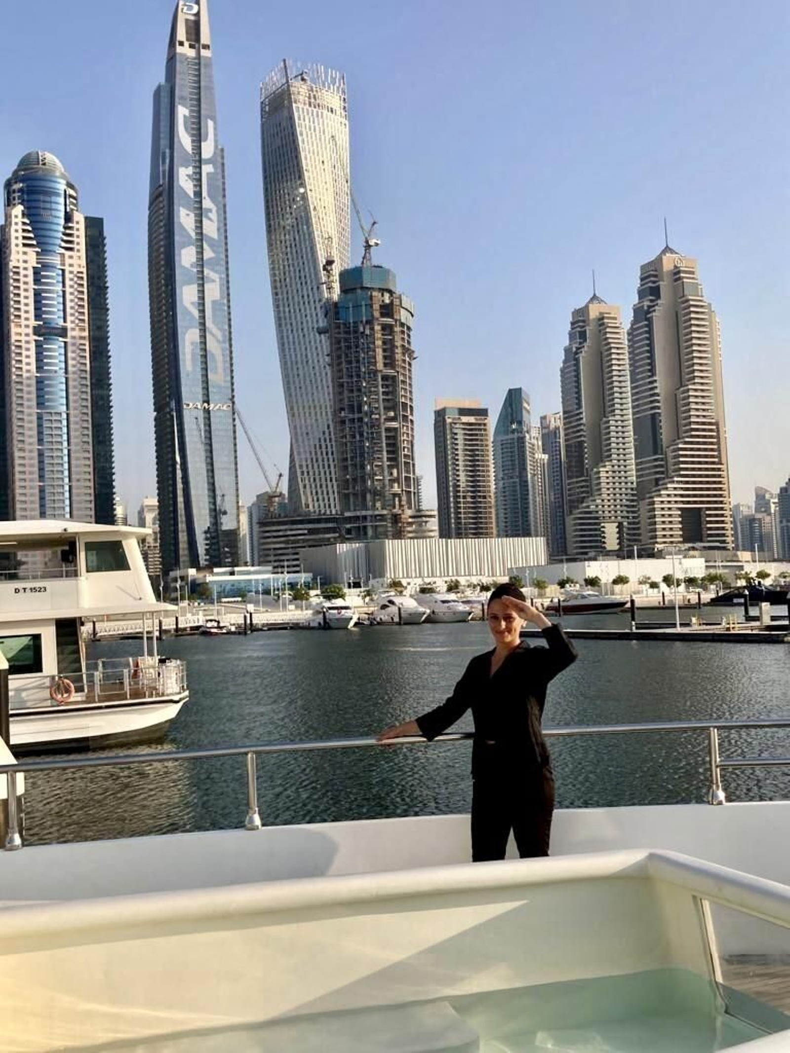 Mercedes con los rascacielos de Dubai al fondo.