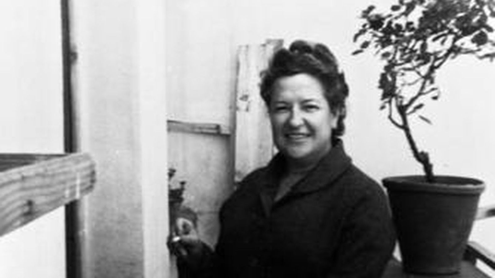 Carmen Conde se convierte en la primera mujer en ocupar un sillón en la Real Academia en 1979.