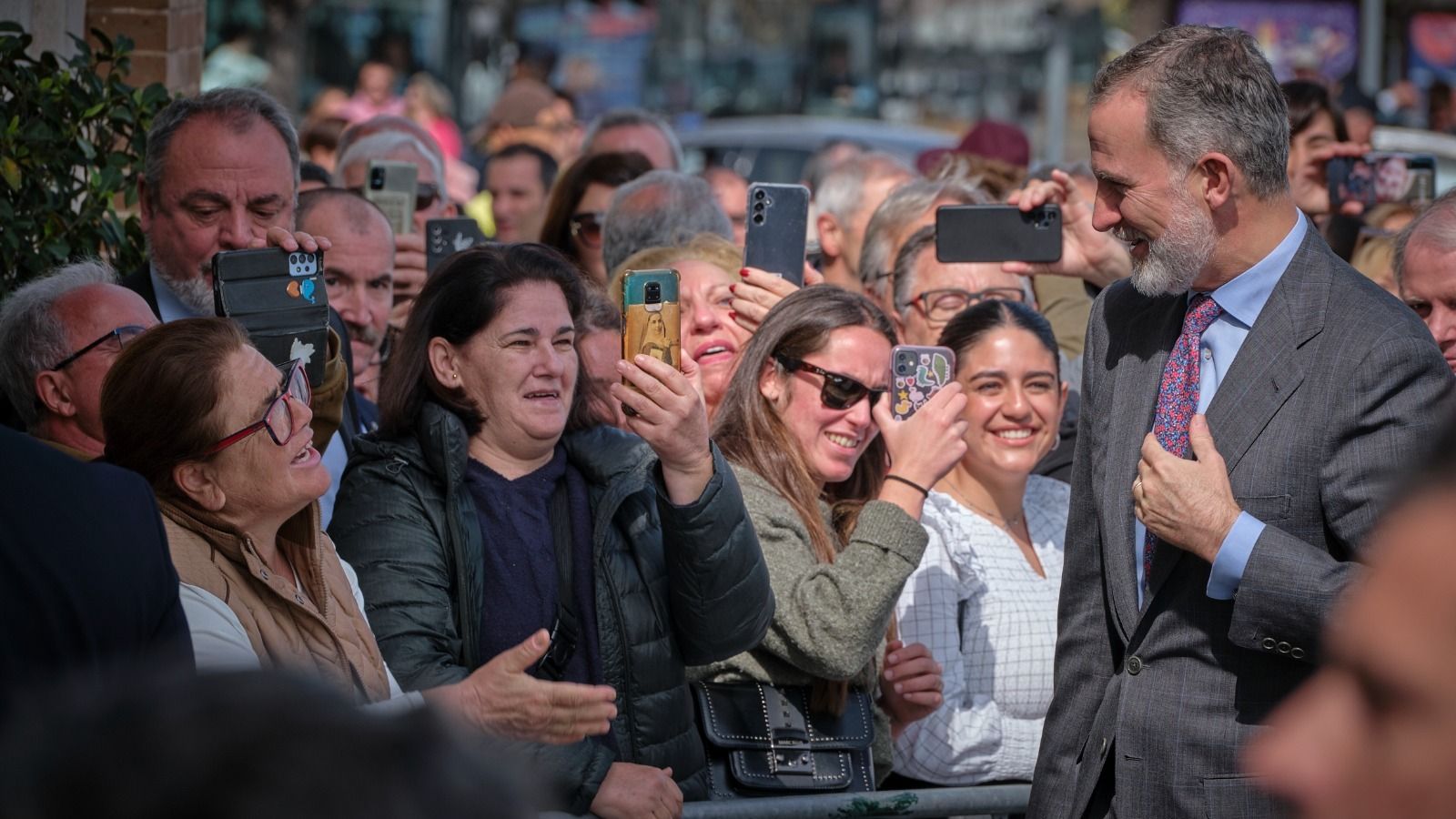 El rey Felipe VI saluda al público que lo esperaba en las afueras del Palacio de Congresos de Cádiz.