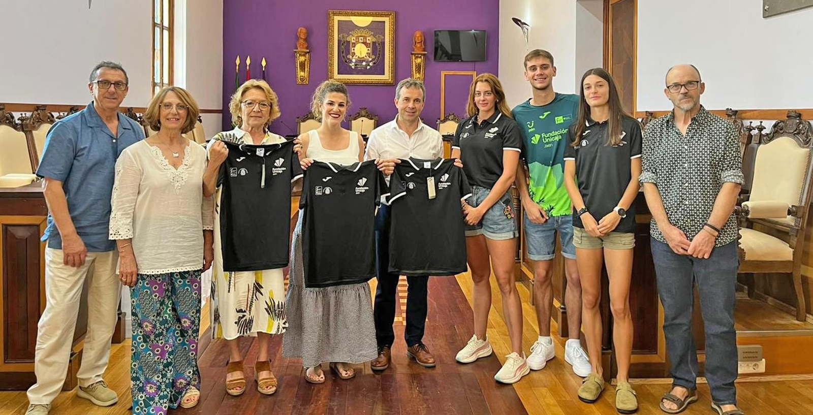 Julio Millán y Beatriz López, junto a la expedición cajista en el consistorio jiennense.