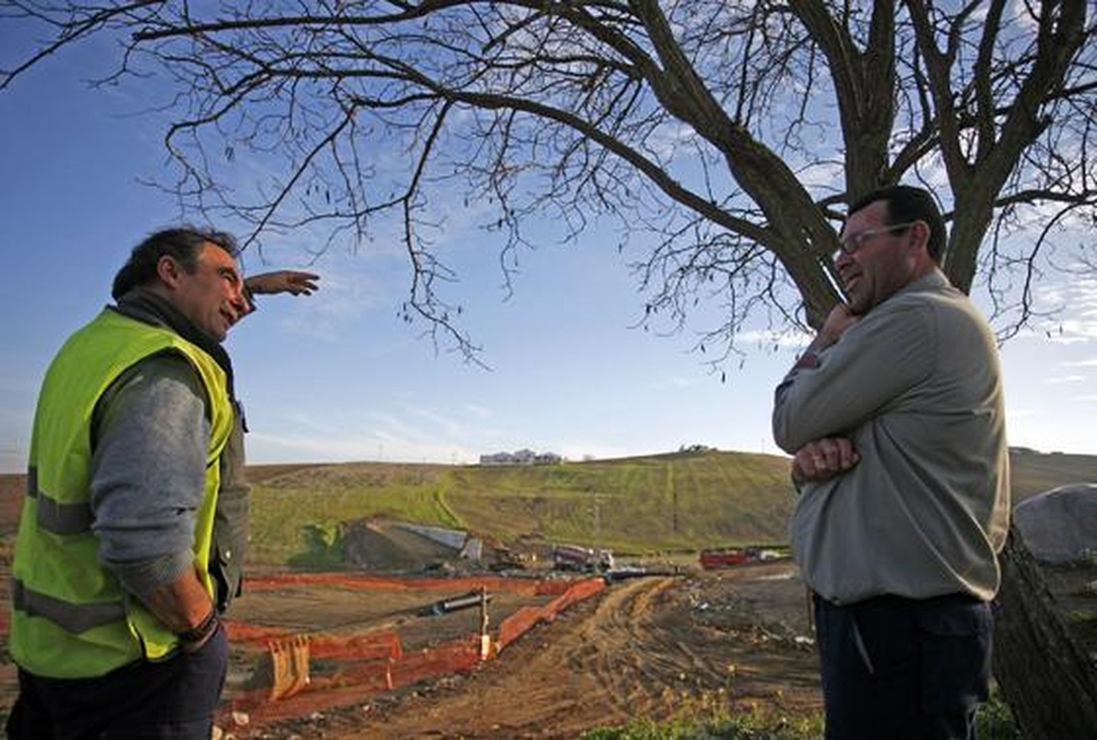 Los trabajadores construyen tres diques para reforzar la seguridad de Écija ante la previsión de fuertes lluvias.

Foto: Antonio Pizarro