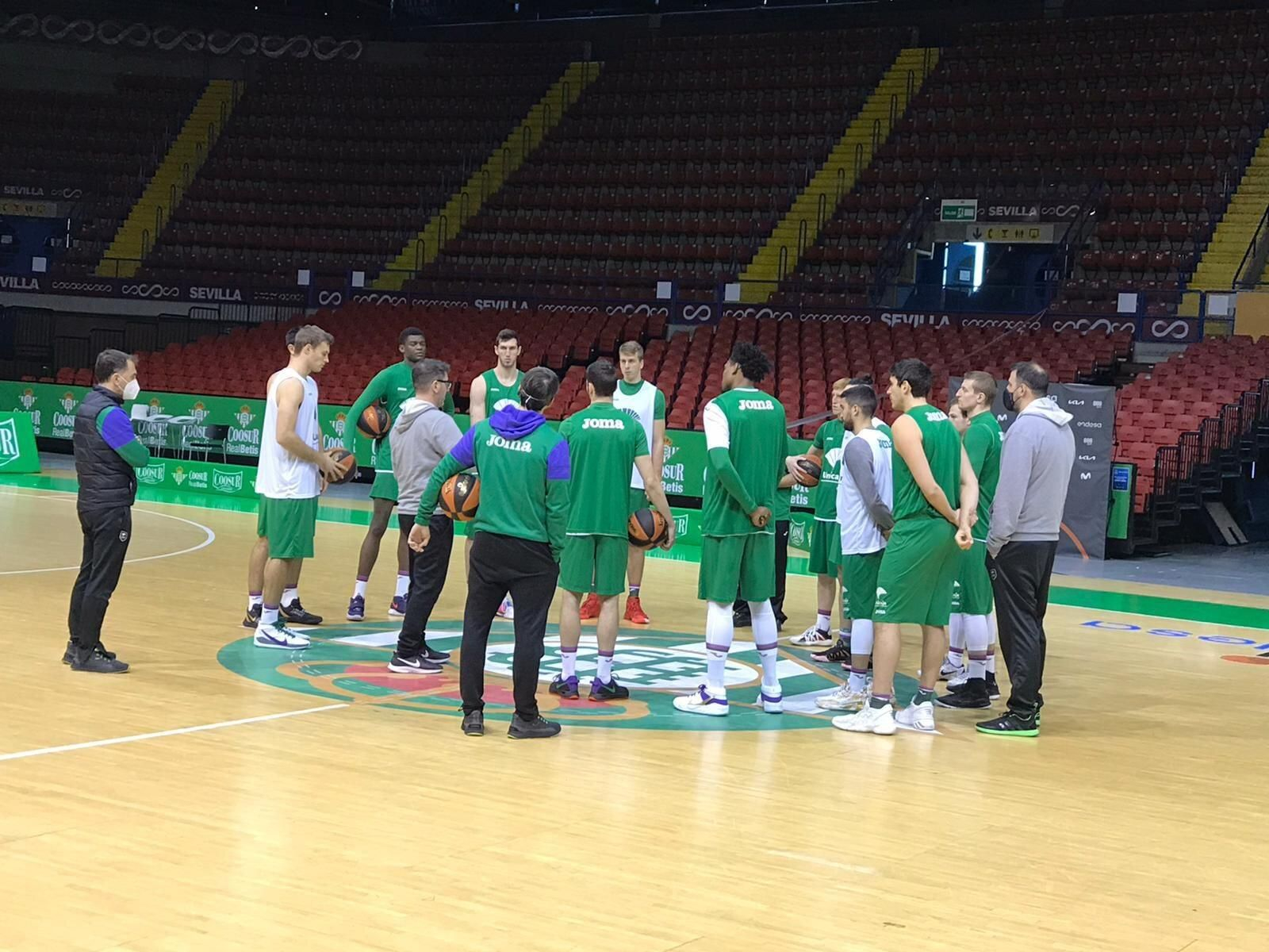 La plantilla del Unicaja, en Sevilla.