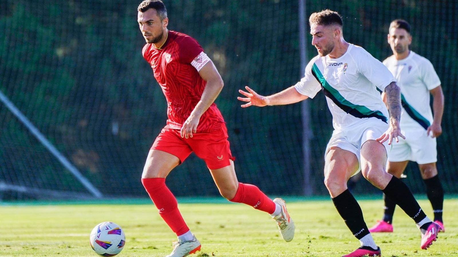 Joan Jordán se marcha de un contrario.