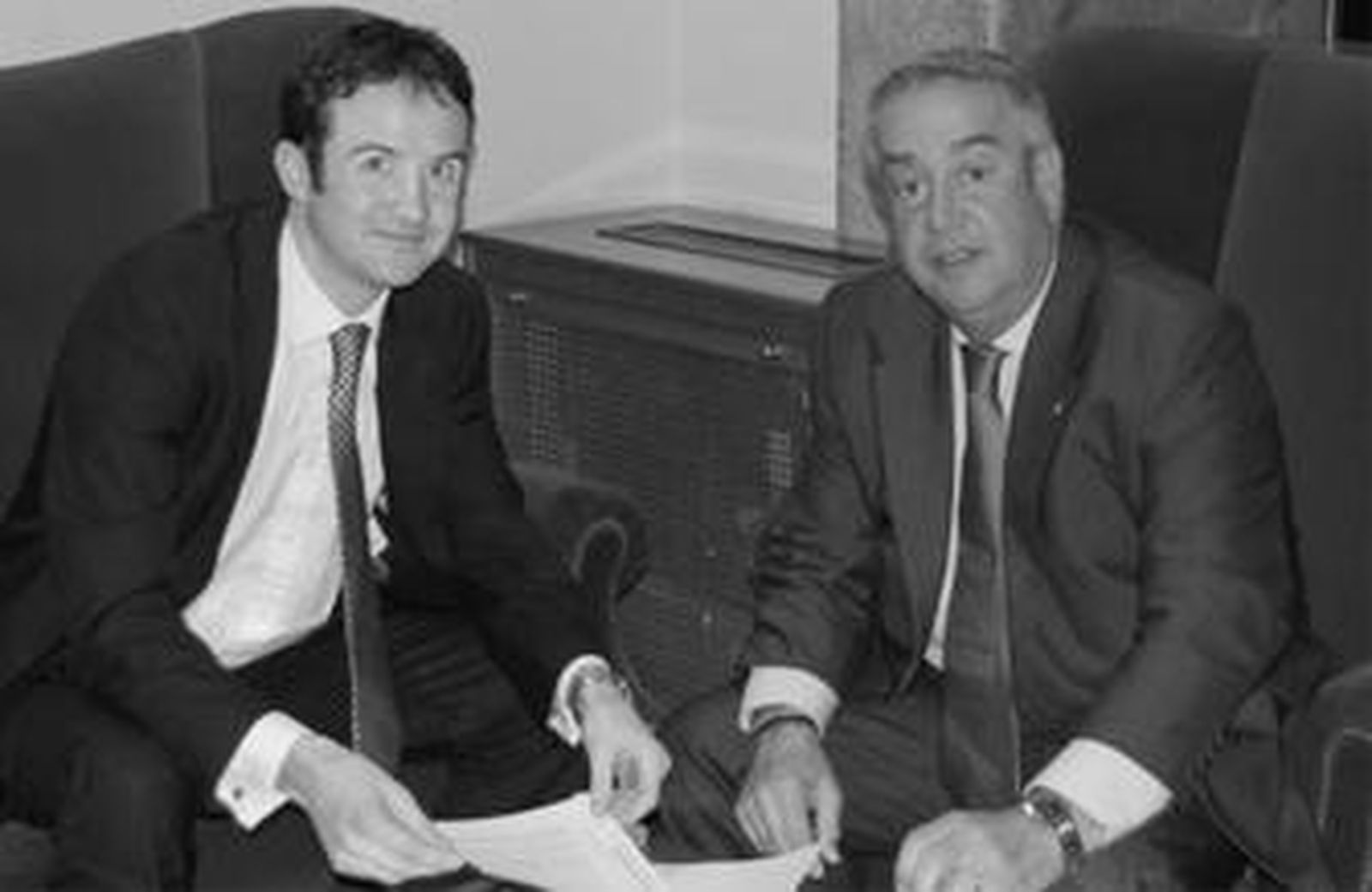 José Carracao, ayer durante su encuentro en el Senado con el Secretario de Asuntos Políticos de la Embajada Británica.