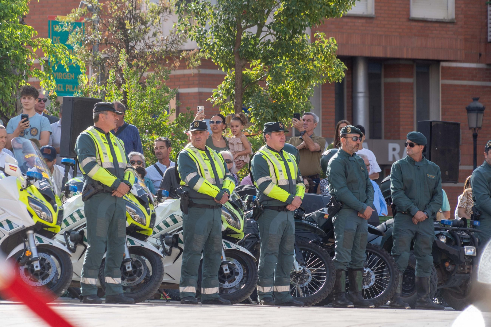 Imágenes del desfile de la Guardia Civil en el Día de la Hispanidad y de su patrona en la Plaza de La Merced