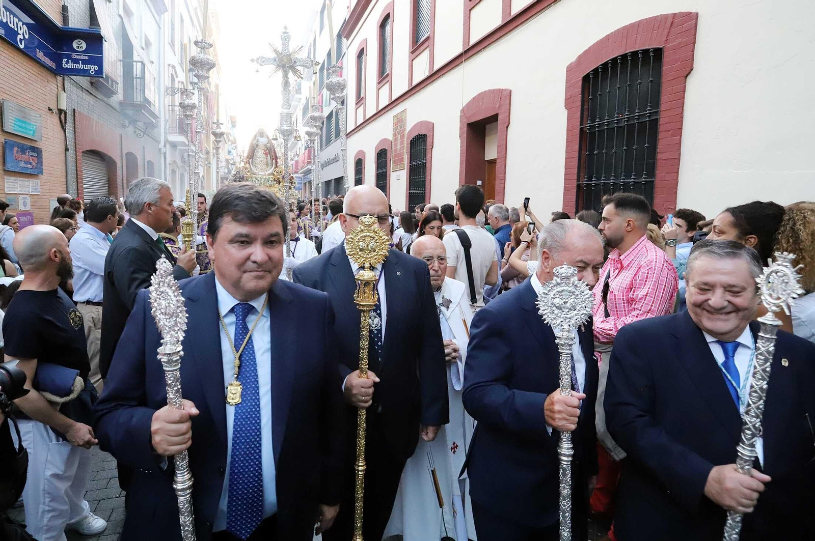 Imágenes de la procesión de la Virgen de la Amargura por las calles de Huelva