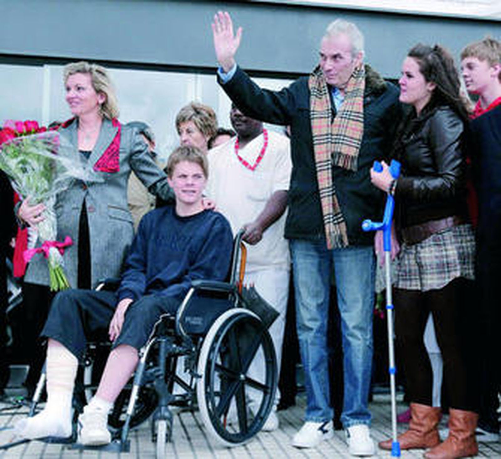 El profesor Jesús Neira, junto a sus tres hijos y su mujer al salir del hospital Puerta de Hierro.
