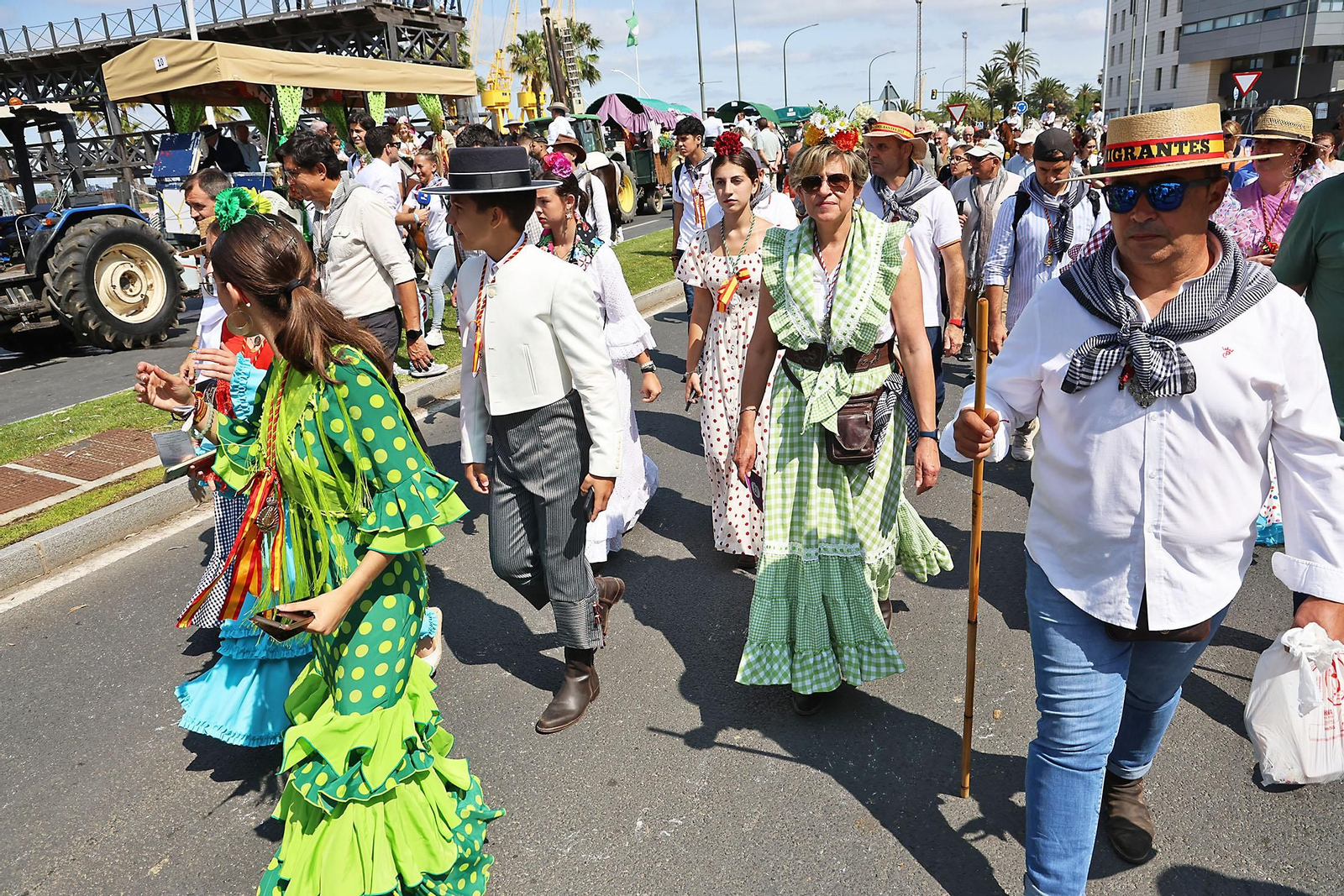 Imágenes de la Hermandad de Emigrantes por las calles de Huelva