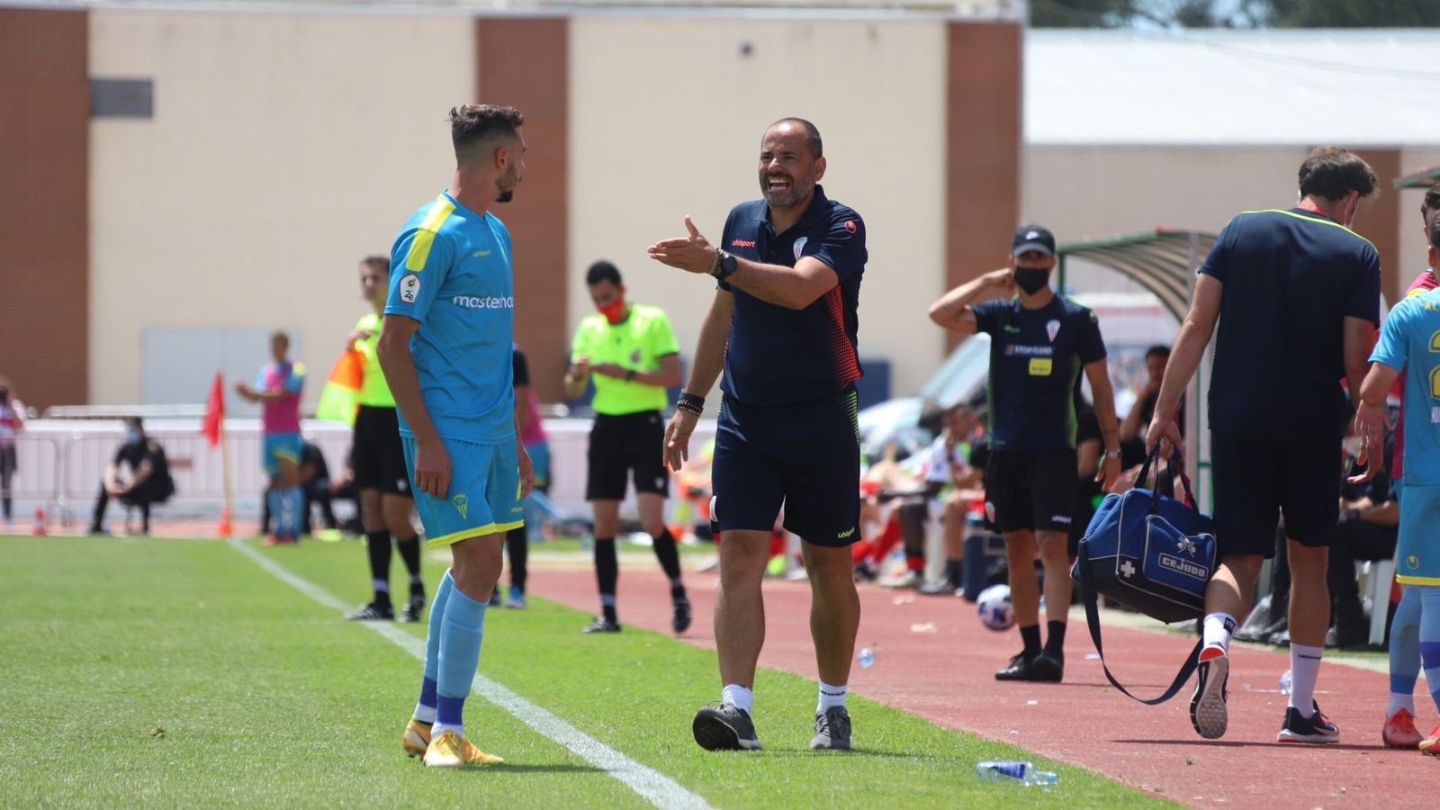 Salva da indicaciones a Raúl Hernández.