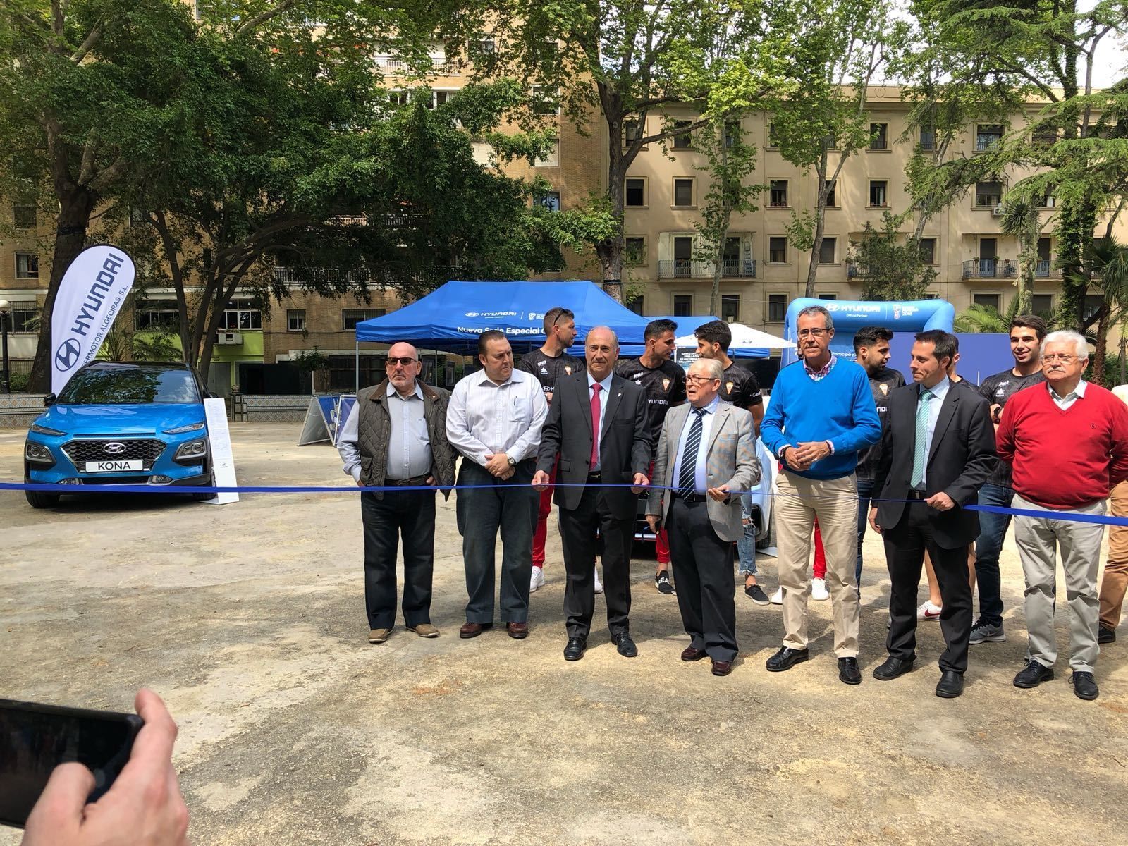 Un momento del corte de la cinta inaugural del Roadshow Kick Go! de Hyundai.