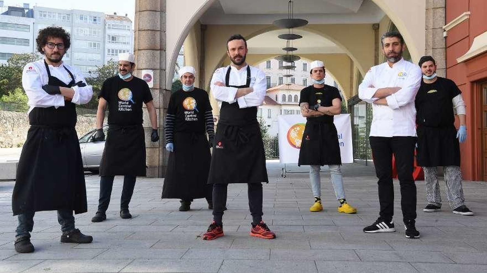 Los cocineros Xoan Crujeiras, Tito Fernández e Iván Domínguez (primera fila), junto a otros chefs que colaboran en la iniciativa de José Andrés.