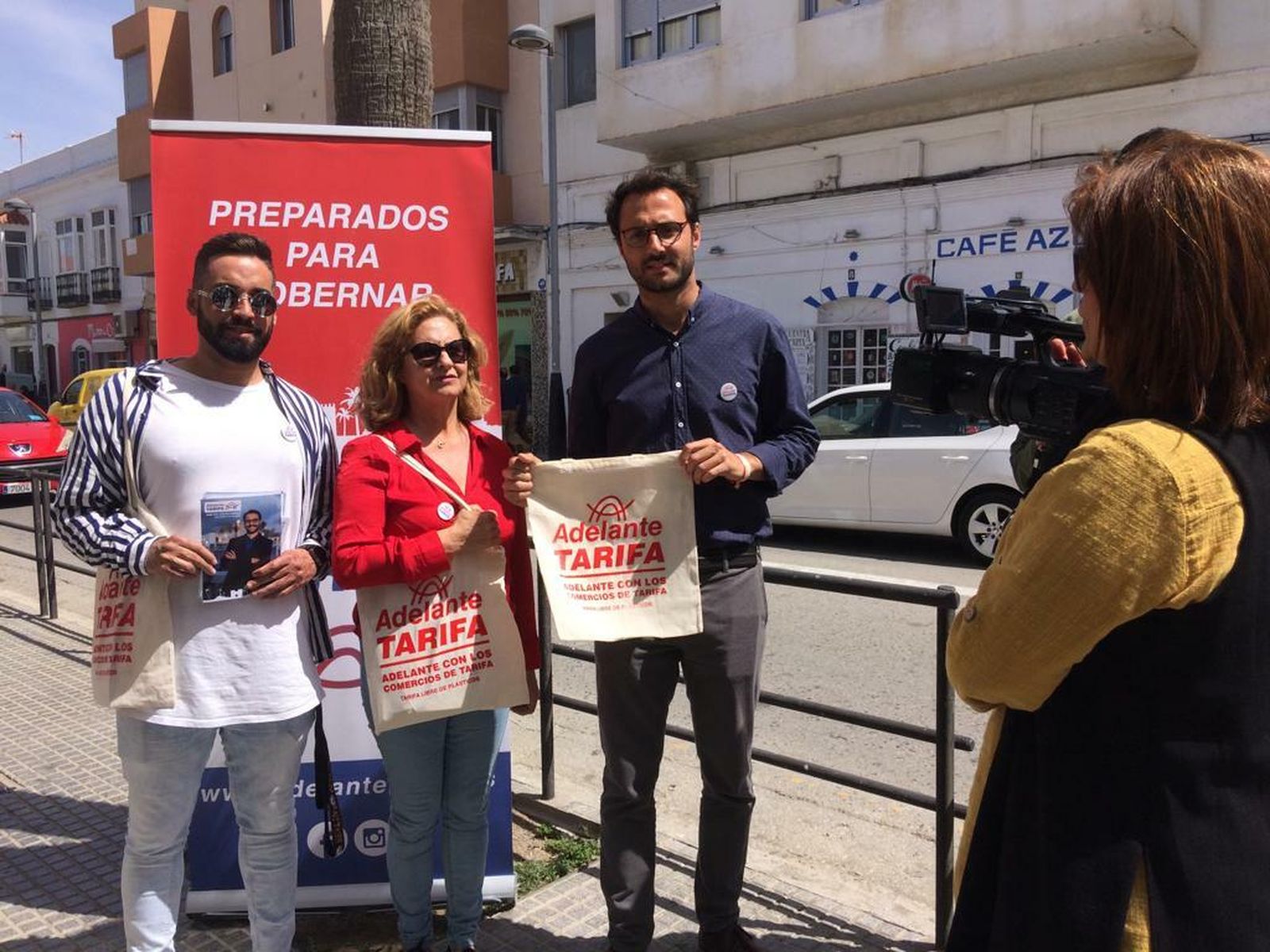 Francisco Fernández  (a la izquierda ) en un acto de campaña en Tarifa.